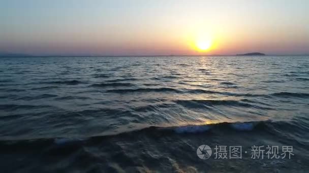 海浅桑迪反对的夕阳的天空视频