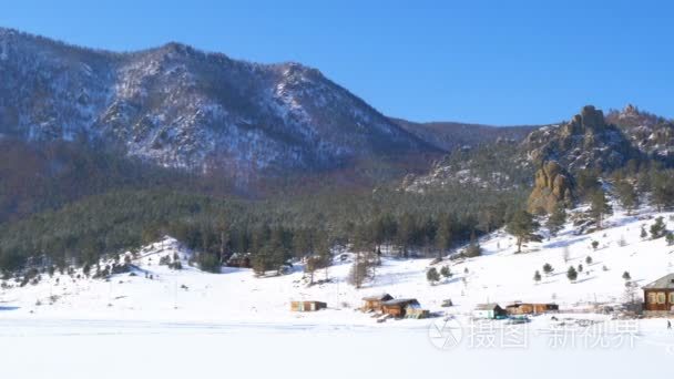 小村庄在冻结贝加尔湖的视图视频