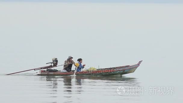 拉廊府-May11： 泰国渔业村民在 2017 年 5 月 11 日在拉廊府在拉廊港一大早跑长长的尾巴船