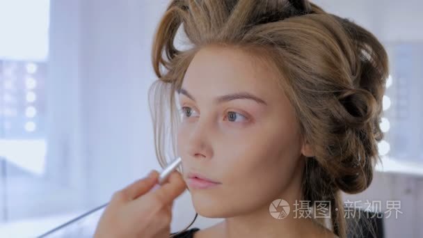 专业化妆师在女人脸上的妆视频