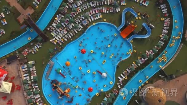 蓝色的水上乐园游泳池视频