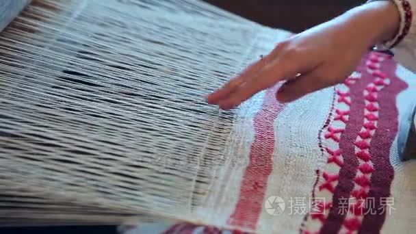 老木织机织制一个女人的手视频