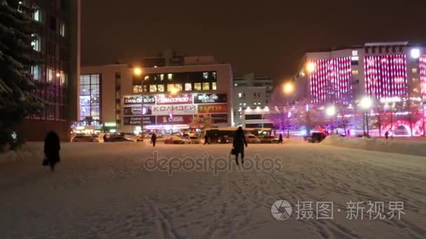 雪的列宁街，冬天的晚上，在光照下的建筑物
