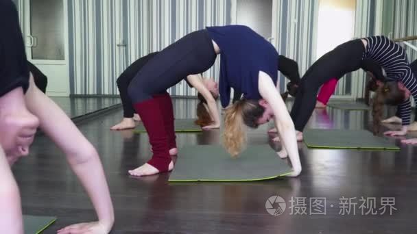 年轻妇女在舞蹈教室里制造练习视频