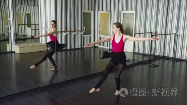 女舞者旋转芭蕾工作室慢动作视频