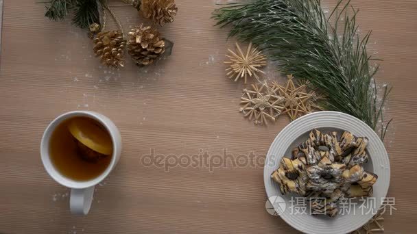 温馨圣诞顶视图。圣诞装饰 饼干 茶光木制的桌子上。从上面拍摄