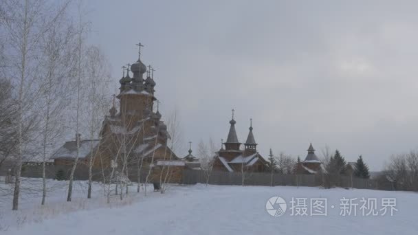 全景小品的所有圣徒地区古代木原木教堂 Sviatogorskaya Lavra 在白雪皑皑的冬季外部的建设必须见地方建筑遗产