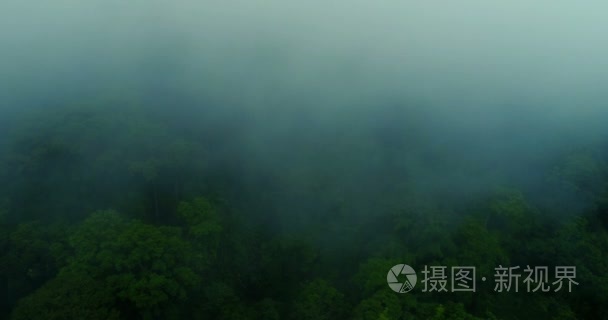 飞越高山在美丽的彩视频