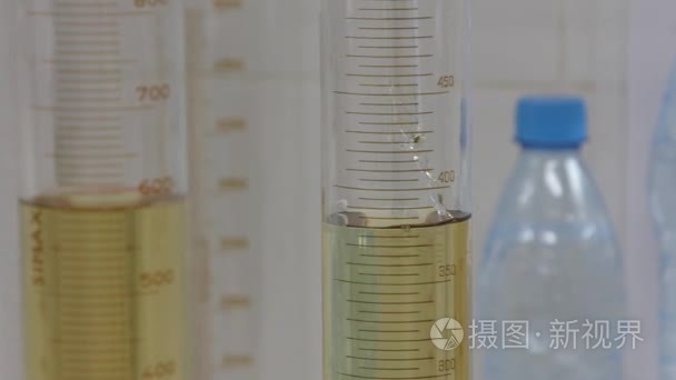 液体倒入瓶化学治疗视频