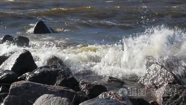 对沿海 rocks.slow 运动的浪花