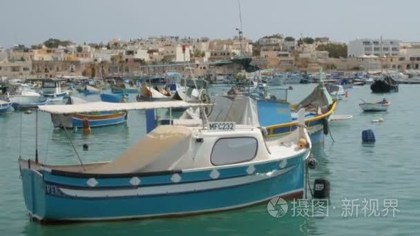 马尔萨什洛克，马耳他-2016 年 7 月 6 日︰ 美丽的钓鱼村建筑用彩色小船停泊在海湾