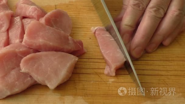 在木砧板上美味原料肉视频