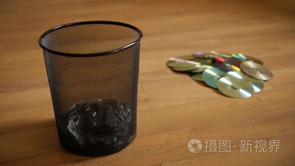 几个无用的数码光碟掉进垃圾桶视频