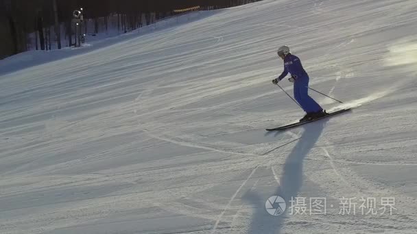 高山滑雪运动员在赛道上视频