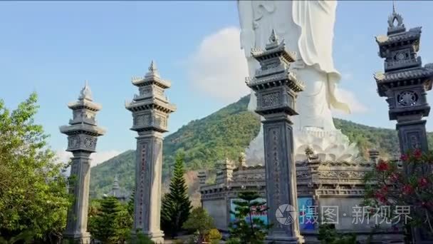 佛像的佛教寺庙和村庄附近视频