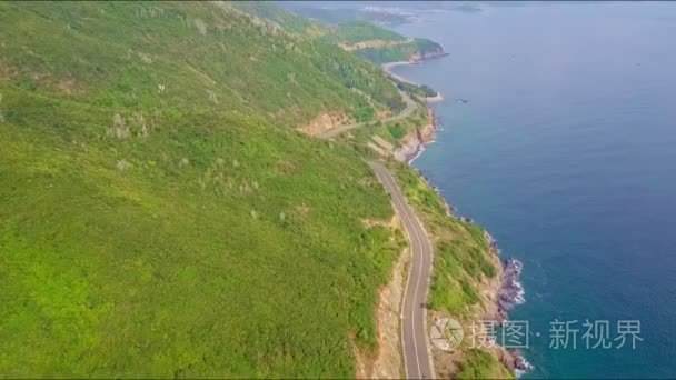 公路上陡的岩石坡沿海洋