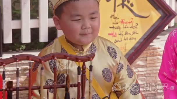 在传统的节日服装的中国男孩视频