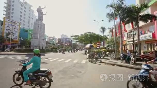 有交通人骑着摩托车的街道十字路口