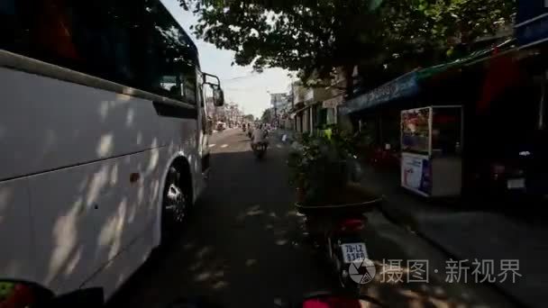 亚洲男子骑摩托车沿阴街视频