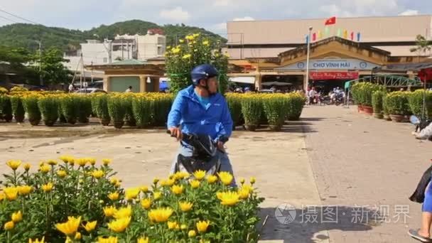 男人坐上摩托车与菊花煲视频