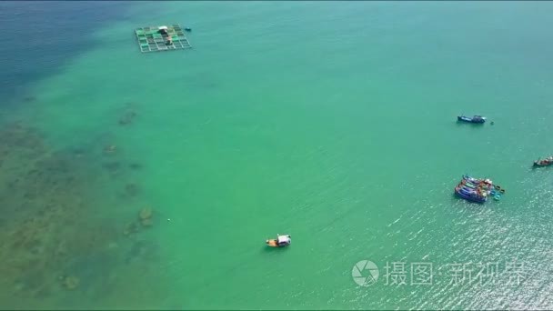 钓鱼船漂浮在平静的海视频