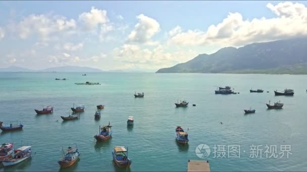 钓鱼船漂浮在平静的海视频