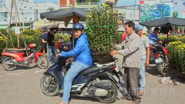 男子骑摩托车修复菊花锅视频