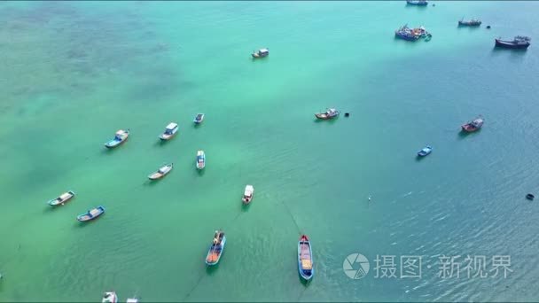 钓鱼船漂浮在平静的海