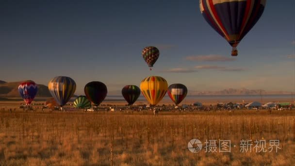 多个热空气气球升空视频