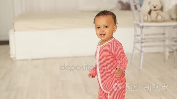 可爱微笑的婴儿学走路