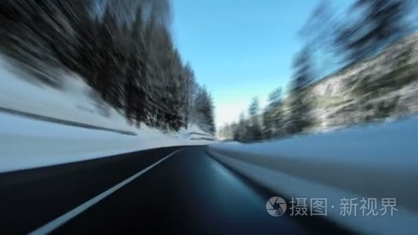 雪路开车超速的街头冬季景观