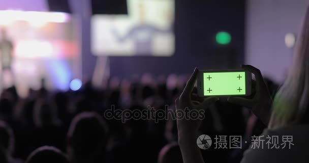 人采取视频，手机的智能手机，在会议上的照片。与包括 luma 遮罩的绿色屏幕。经营人研讨会会议会议办公室培训理念