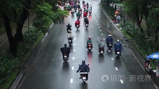 交通在雨中视频