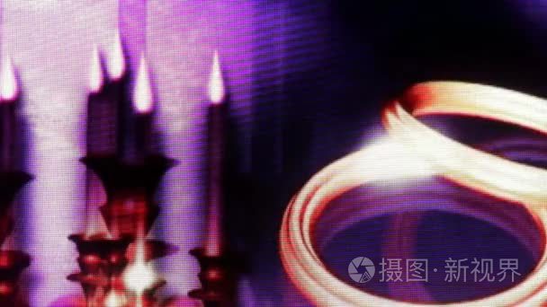 用燃烧的蜡烛烛台和订婚戒指在犹太婚礼视频装饰
