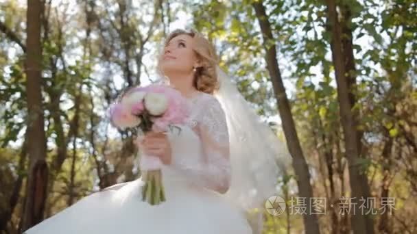 美丽的新娘在旋转视频