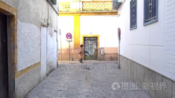 在塞维利亚，西班牙安达卢西亚自治区 Juan de la Encina 街的建筑。塞维利亚坐落在瓜达尔基维尔河平原