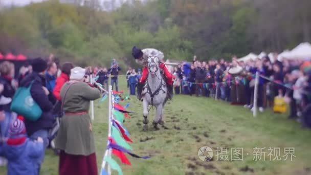 特技演员做骑的马的杂技技巧视频