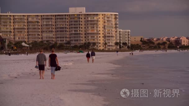 人在黄昏时走在海成本视频