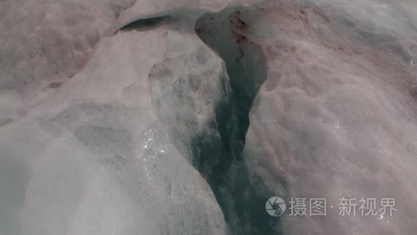 在新西兰的冷雪山冰川裂缝