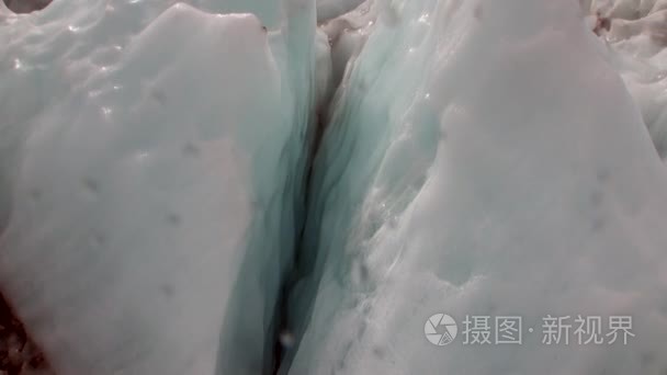 在新西兰的冷雪山冰川裂缝