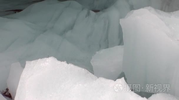 在新西兰的冷雪山冰川