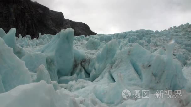 在新西兰的冷雪山冰川