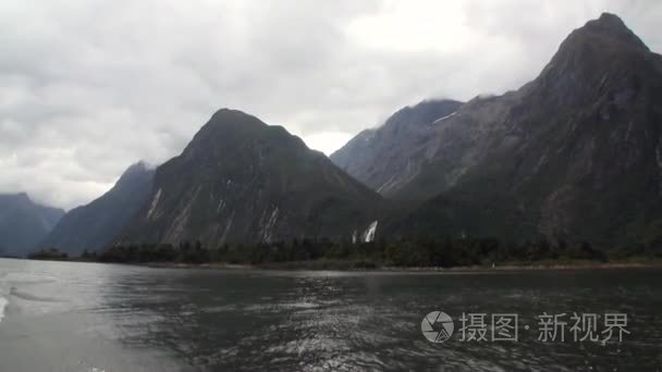 景观的水面在新西兰雪山全景背景