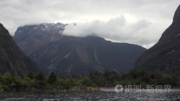 景观的水面在新西兰雪山全景背景