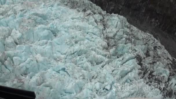 景观的雪山的全景视图从直升机窗口在新西兰