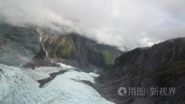 景观的雪山的全景视图从直升机窗口在新西兰