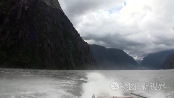 从船在新西兰山全景和水表面观视频