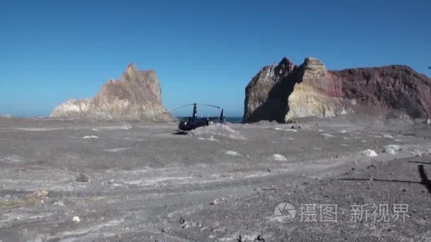 直升机飞行员在停机坪石岩石山视频