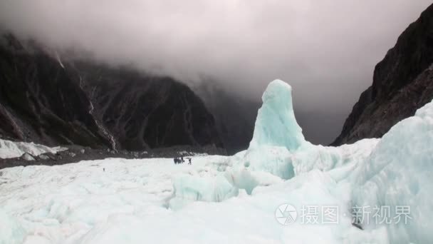 人们登山者在新西兰冷雪山冰川