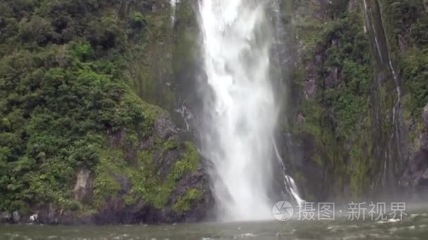 绿色岩石海岸和山新西兰的瀑布视频